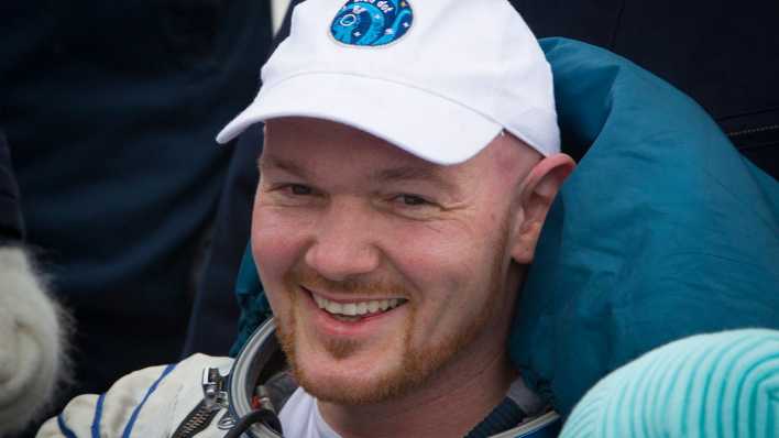 Der deutsche ISS-Astronaut Alexander Gerst nach seiner Landung in Kasachstan (Bild: DPA)